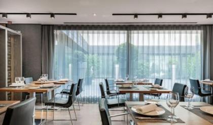 AC Hotel by Marriott Atocha - image 13