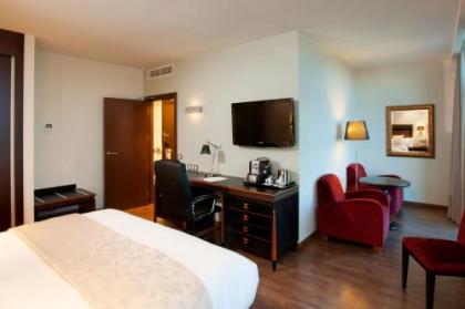 Crowne Plaza Madrid Airport - image 3