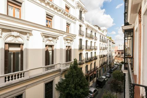 Prado Museum Apartment - image 6