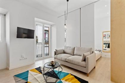 Modern 1 Bed Apt Sleeps 4 nr Lavapies - image 1