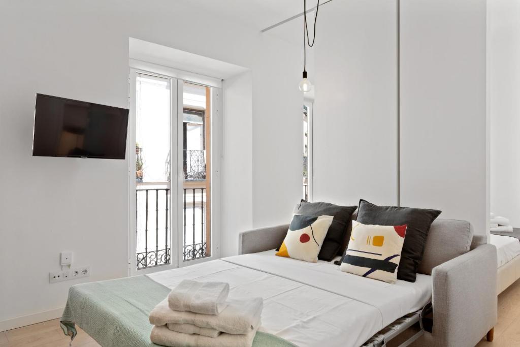 Modern 1 Bed Apt Sleeps 4 nr Lavapies - image 2