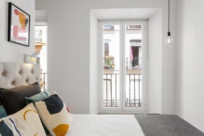 Modern 1 Bed Apt Sleeps 4 nr Lavapies - image 7