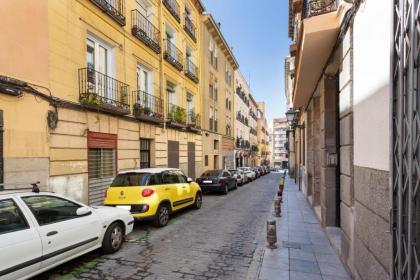 Modern 1 Bed Apt Sleeps 4 nr Lavapies - image 9