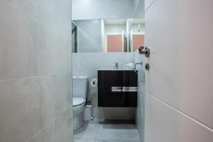 Modern 3BDR 2Bath in La Latina 10mins to metro - image 3