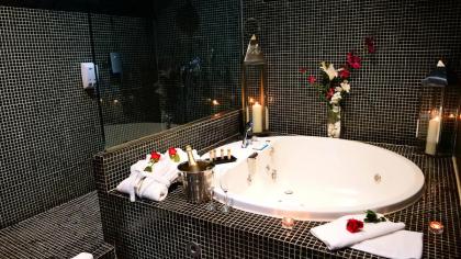 Apartamentos con jacuzzi by Oshun Apartments - image 2