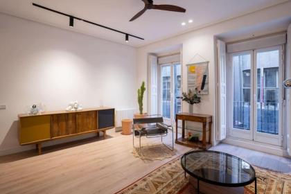 Stylish 2 Bedroom Apartment in the Heart of Madrid - image 10