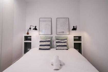 Stylish 2 Bedroom Apartment in the Heart of Madrid - image 13