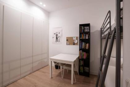 Stylish 2 Bedroom Apartment in the Heart of Madrid - image 14