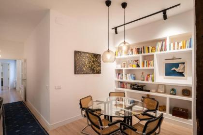 Stylish 2 Bedroom Apartment in the Heart of Madrid - image 16