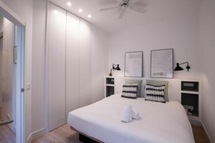 Stylish 2 Bedroom Apartment in the Heart of Madrid - image 2