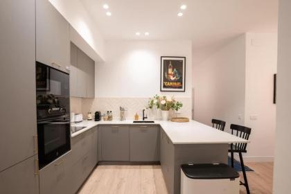 Stylish 2 Bedroom Apartment in the Heart of Madrid - image 4