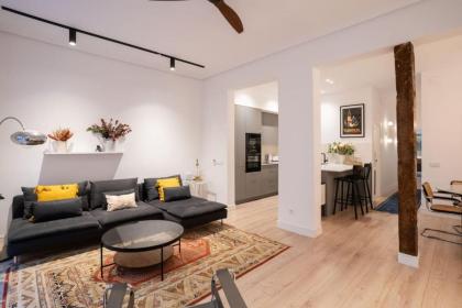 Stylish 2 Bedroom Apartment in the Heart of Madrid - image 6