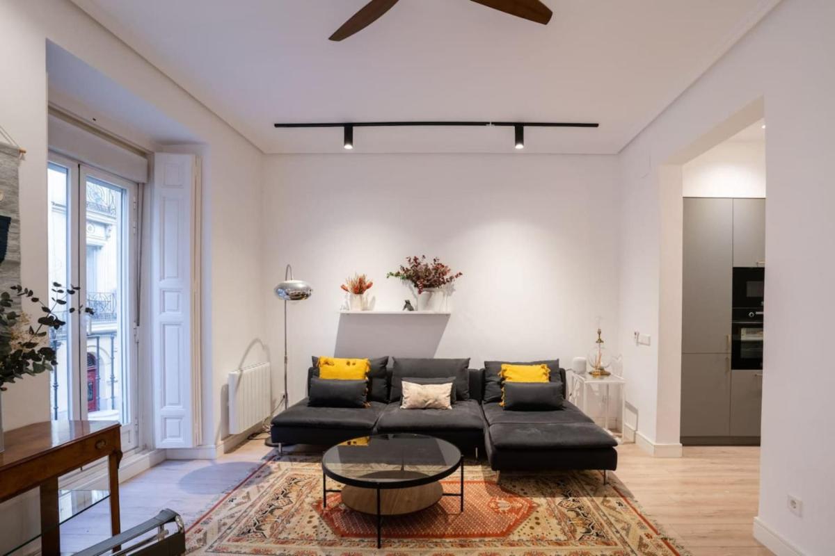 Stylish 2 Bedroom Apartment in the Heart of Madrid - image 7