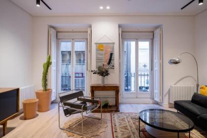 Stylish 2 Bedroom Apartment in the Heart of Madrid - image 8