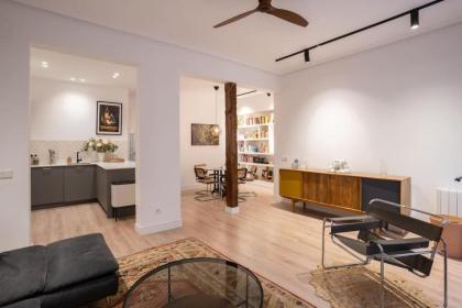 Stylish 2 Bedroom Apartment in the Heart of Madrid - image 9