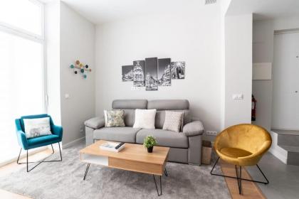 Bright and Airy 2 Bedroom Apartment in Madrid