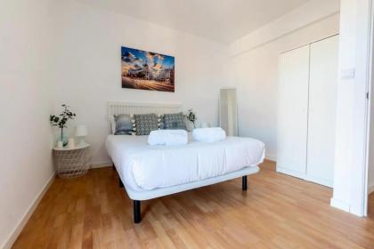 Homely 2 Bedroom Apartment in Barajas - image 2