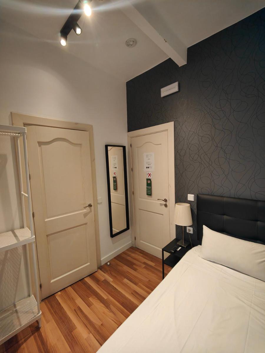 SINGLE ROOMS - image 4