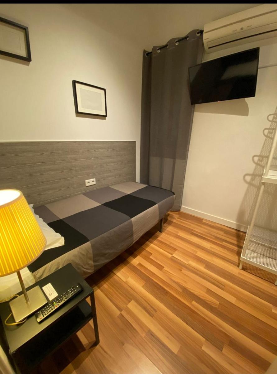 SINGLE ROOMS - image 6