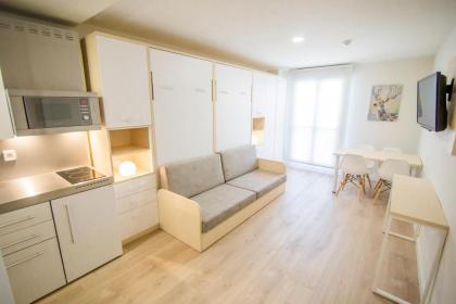 Apartamentos Plaza de Santiago - Estudios Turisticos - 1 LLAVE - image 3