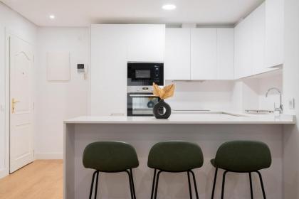 apartamento de lujo en la plaza pedro zerolo al lado de gran via - image 2