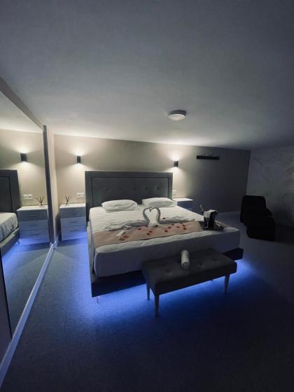 Rooms Luxury Madrid - image 18